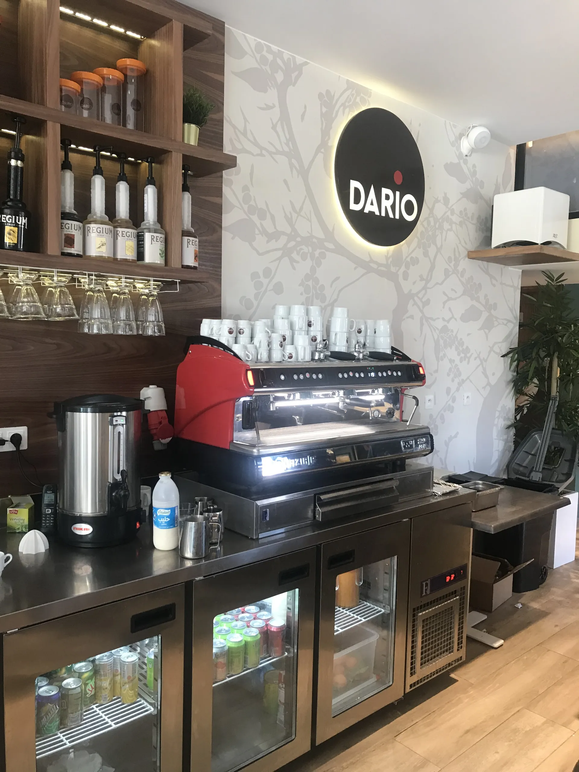 Comptoir et machine à café du Dario à Nabeul