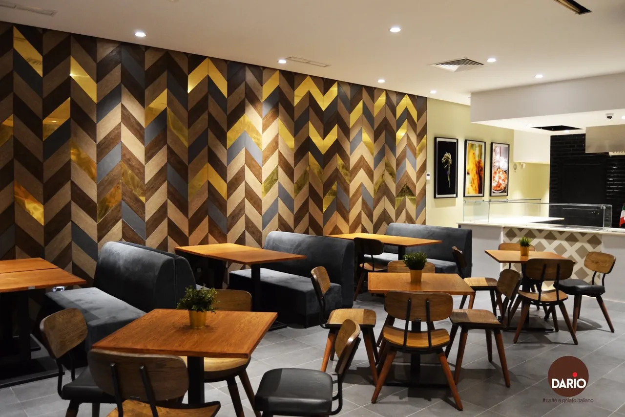 Salle et banquettes du café Dario à Nabeul