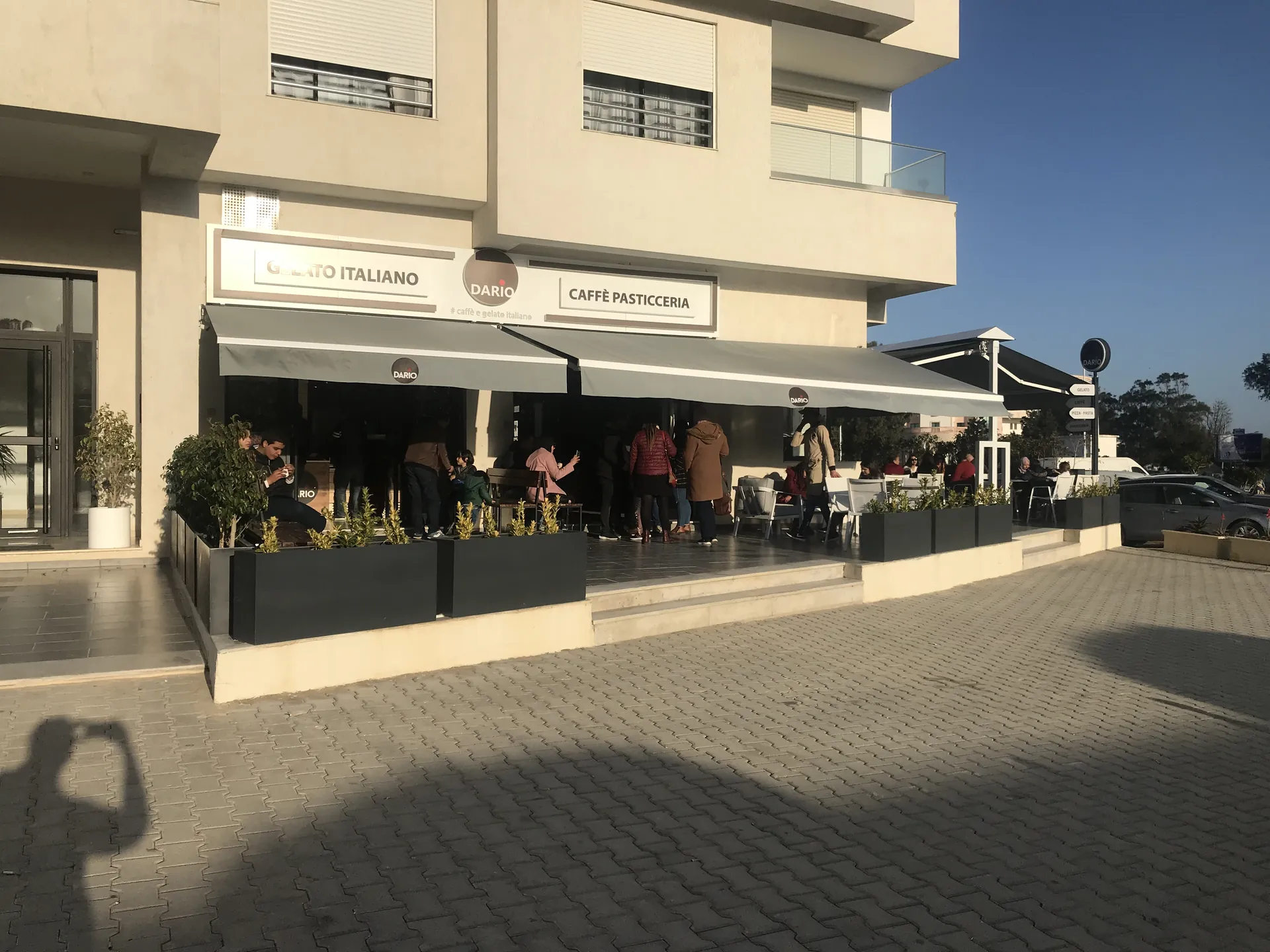 Terrasse et devanture du café Dario à Nabeul