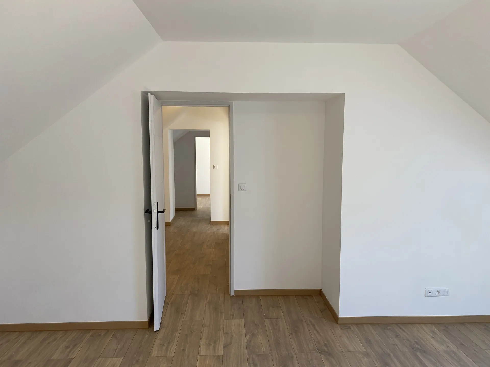 Chambre aménagée sous combles de la Maison Montataire