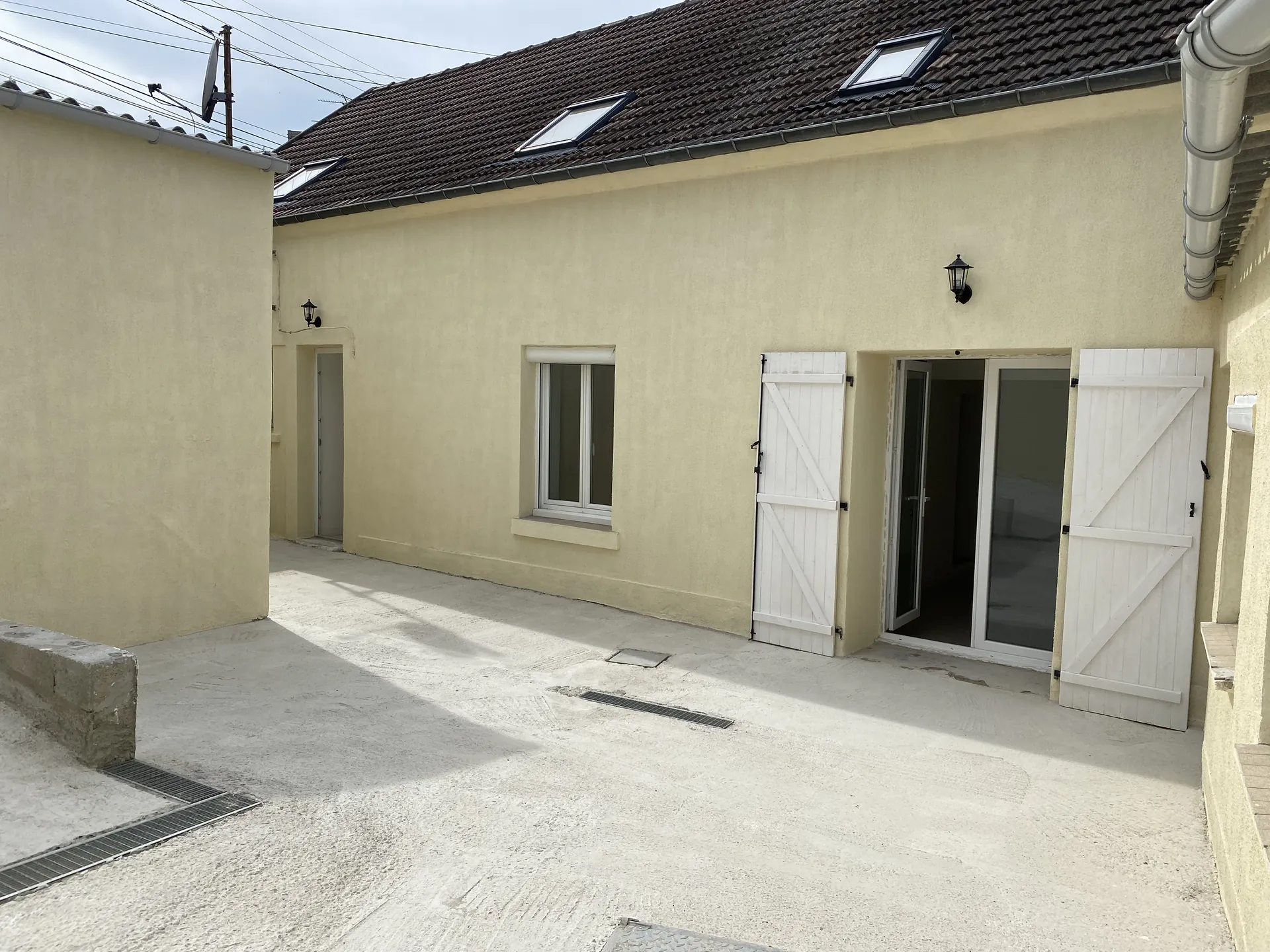 Façade sur cour de la Maison Pauquet réhabilitée à Creil
