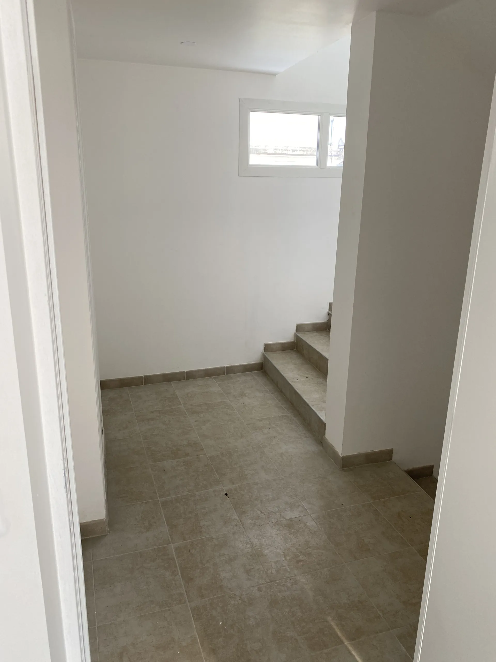 Distribution et escalier de la Résidence Pauquet à Creil